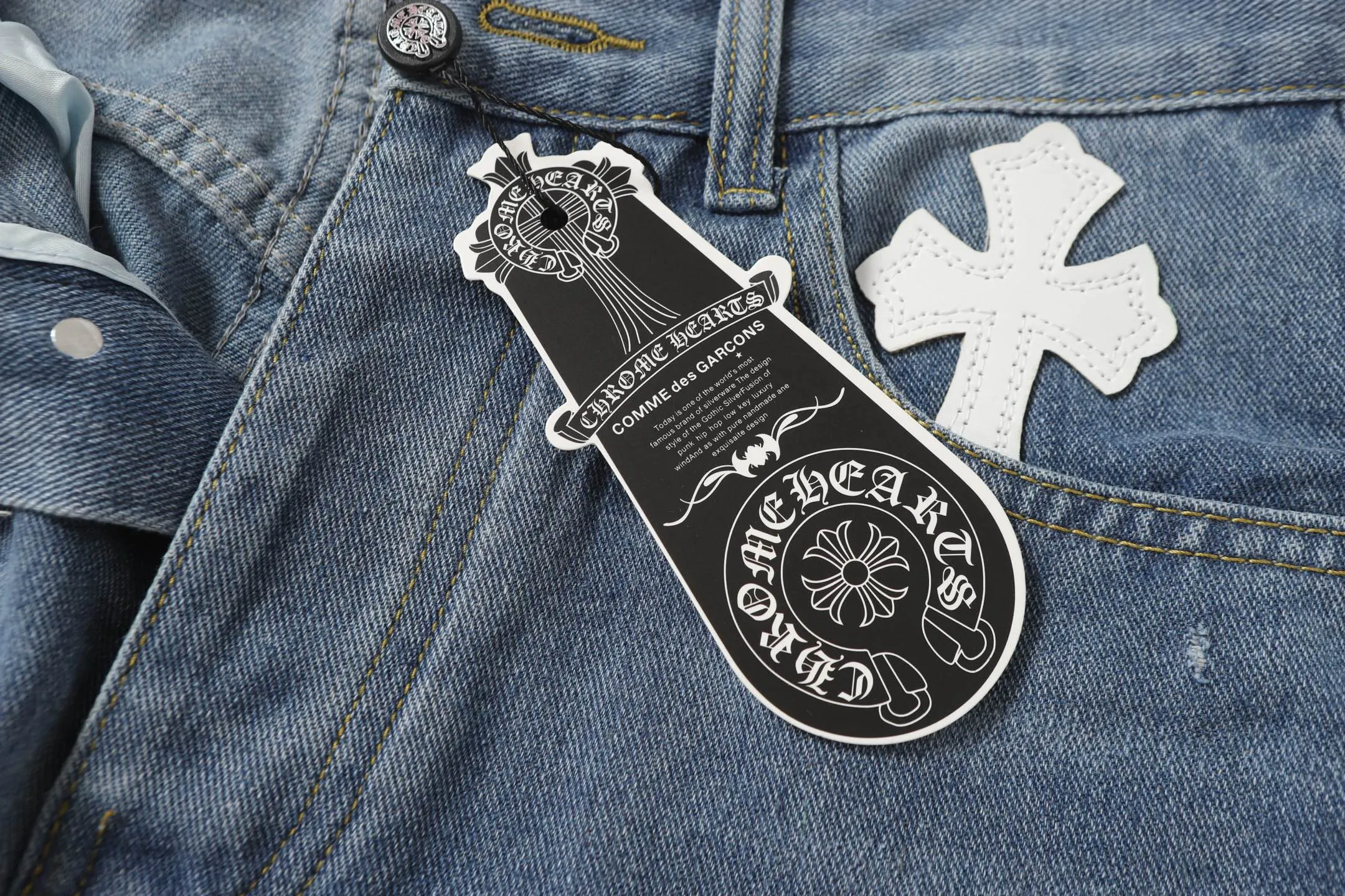 P280 Chrome Hearts/Chrome Hearts 2025SS retro faded ice blue black and white cross Paris limited denim trousers -Vibe style straight stacked god-level version -Ice blue faded denim fabric -A full set of old vintage hardware - Chrome Hearts washed ice blue The high version uses high-ounce custom fabrics, fermentation washing and soft color fixation, soft and thick to wear. The details are all made by hand-polished craftsmanship. All-over jacquard fabrics unique design style created through multiple processes to create a full retro feel Niche unique non-contrasting shirt. Customized distressed spray-painted buttons. Craftsmanship in every detail. Color: Picture color. Size: 28-36.